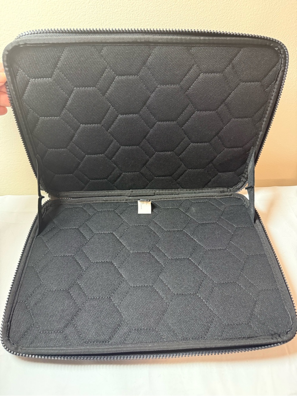 Thule Gauntlet Hardshell Computer Sleeve with Zip - Picture 3 of 4